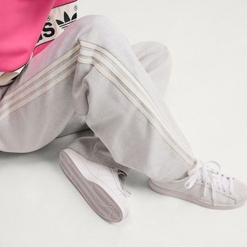 ADIDAS ORIGINALSLoosefit Hlače 'AdiSignature' - siva boja