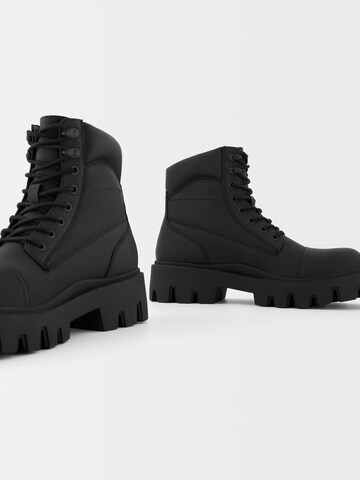 Bershka Schnürboots in Schwarz