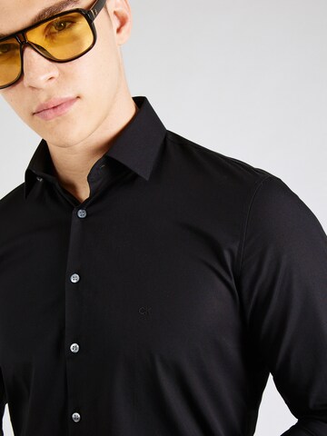 Calvin Klein Slim fit Koszula w kolorze czarny