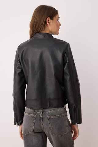 Trendyol Jacke in Schwarz