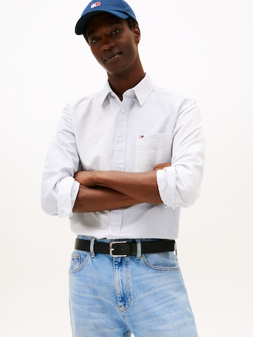 Tommy Jeans - Ajuste regular Camisa en azul: frente