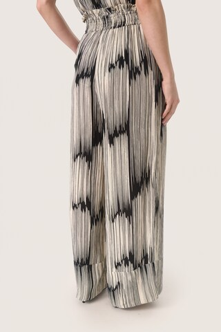 SOAKED IN LUXURY Wide leg Broek 'Zaya' in Zwart