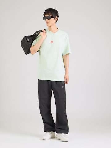 Nike Sportswear Majica 'PREM ESS' | zelena barva