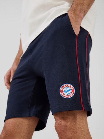 FC BAYERN MÜNCHEN Regular Sweatshort Essentials in Blau: Vorderseite