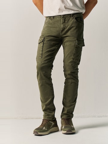 Tapered Jeans cargo di KOROSHI in verde: frontale