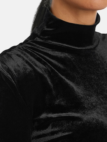 Nicowa Maxikleid 'Giwia',  Model ist 1,79 cm und trägt Größe 34 in Schwarz