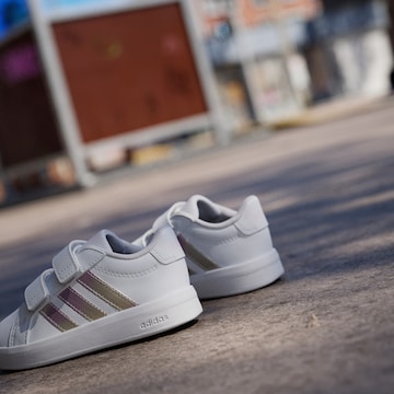 Chaussure de sport 'GRAND COURT 3.0' ADIDAS SPORTSWEAR en blanc