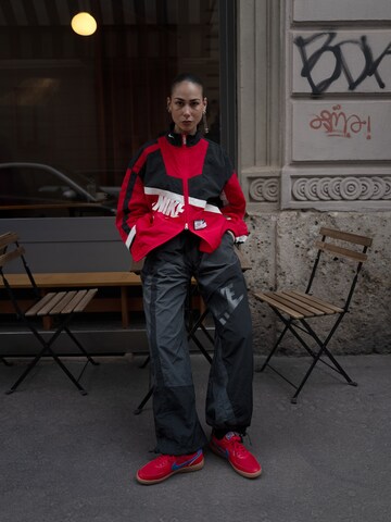 Nike Sportswear Демисезонная куртка 'STREET' в Красный