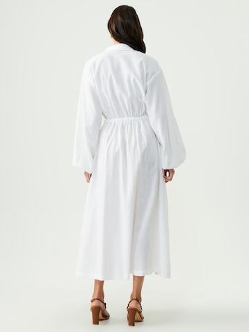 St MRLO Φόρεμα σε λευκό: πίσω