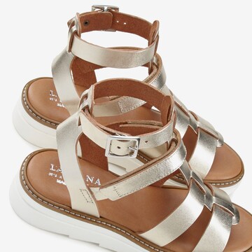 LASCANA Sandalen met riem in Goud