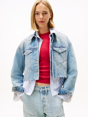 Tommy Jeans Φθινοπωρινό και ανοιξιάτικο μπουφάν σε μπλε: μπροστά