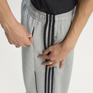 ADIDAS ORIGINALS Loosefit Kalhoty 'Teamgeist 26' – šedá