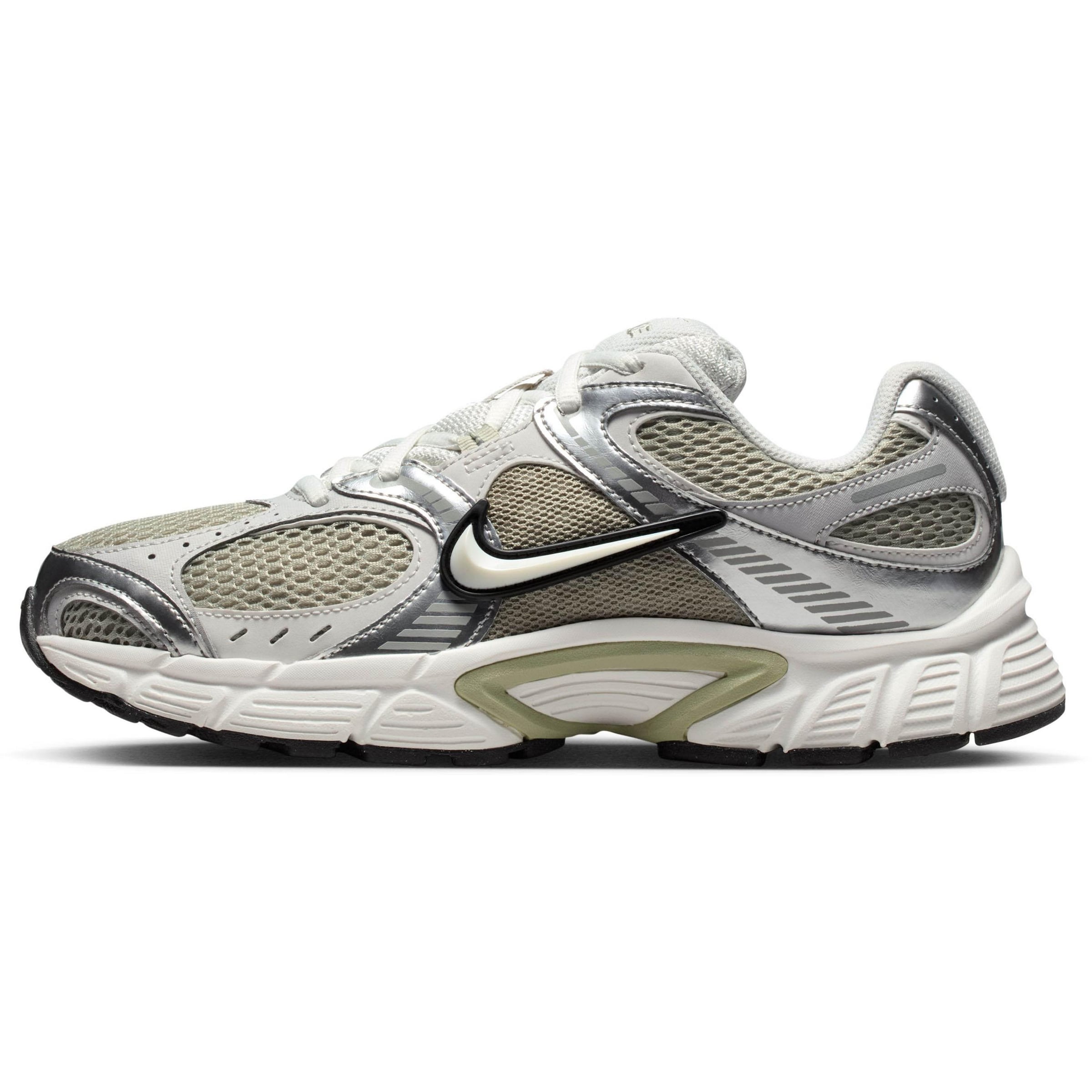 NIKE Sneaker 'V5 RNR' in Silber