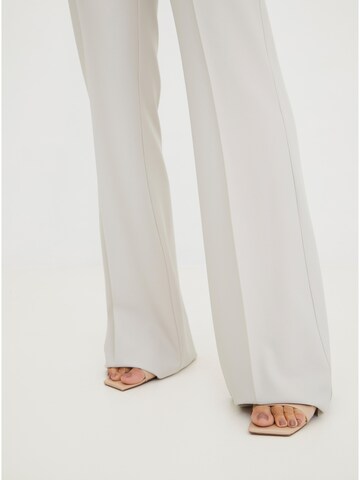 Flared Pantaloni 'Jillian' di ABOUT YOU x Iconic by Tatiana Kucharova in beige