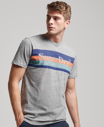 Superdry Тениска в сиво: отпред