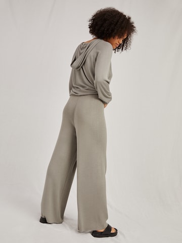 évasé Pantalon 'Fenja' A LOT LESS en gris