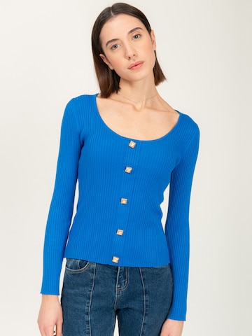 Influencer Pullover in Blau: Vorderseite