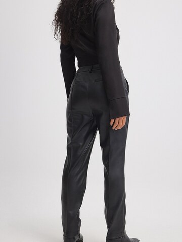 NA-KD Regular Hose in Schwarz