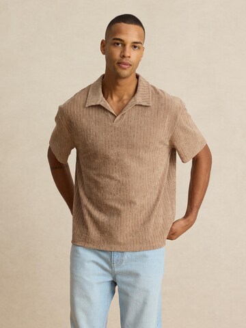 DAN FOX APPAREL Футболка 'Leif' в Бежевый: спереди