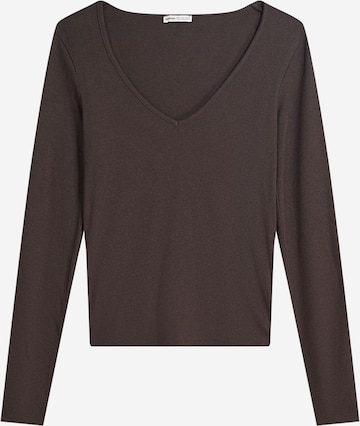 Tricou de la Bershka pe maro: față