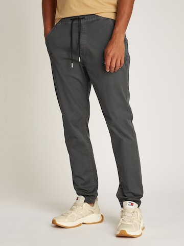 Tommy Jeans Tapered Hose 'AUSTIN' in Grau: Vorderseite