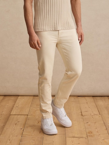 DAN FOX APPAREL Regular Jeans 'Jay' i beige: framsida