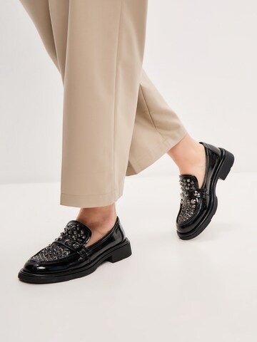 CESARE GASPARI Classic Flats in Black