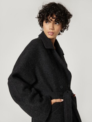 A LOT LESS Between-Seasons Coat 'Laila' in Black