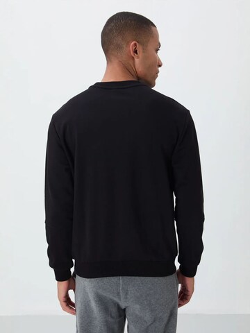 Tommy Life Sweatshirt in Black