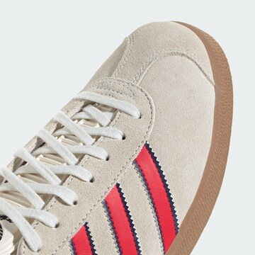 Baskets basses 'Gazelle Manchester United Terrace Icons' ADIDAS ORIGINALS en blanc