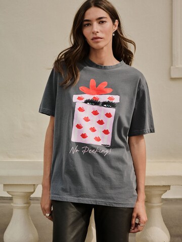 Next Póló 'No Peeking Kendra Dandy' - szürke