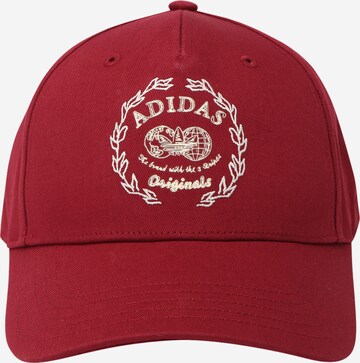 ADIDAS ORIGINALS - Gorra 'Hack The Archive' en rojo