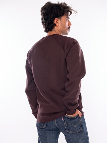 Carhartt WIP Sweatshirt 'CHASE SWEAT PALISANDER / GOLD' in Rood