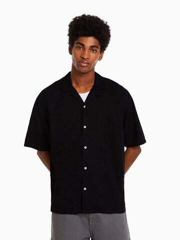 Comfort fit Camicia di Bershka in nero: frontale