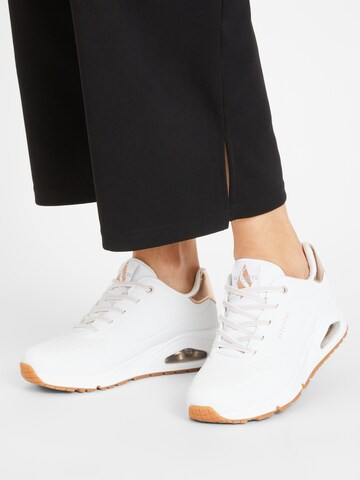 Baskets basses 'Uno' SKECHERS en blanc : devant