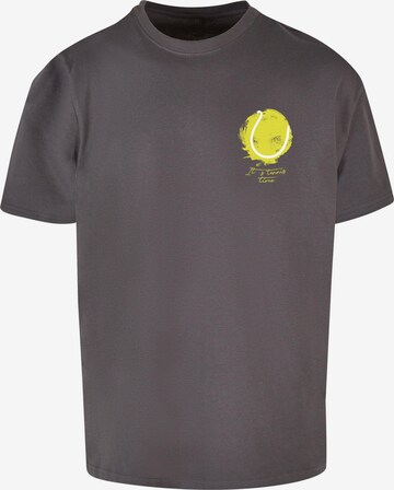 Merchcode Shirt 'Its Tennis Time' in Grijs: voorkant