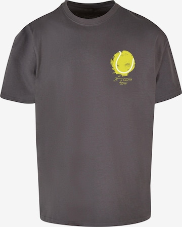T-Shirt 'Its Tennis Time' Merchcode en gris : devant