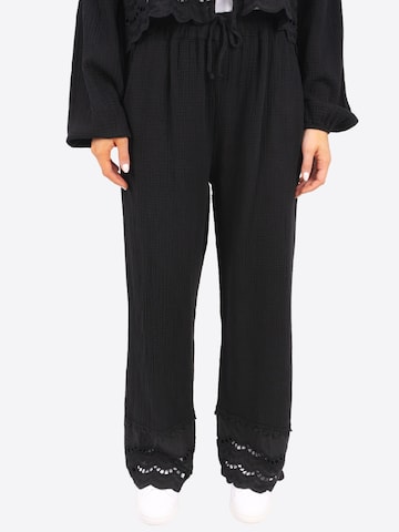 Seasons of April Wide leg Broek 'Ines' in Zwart: voorkant