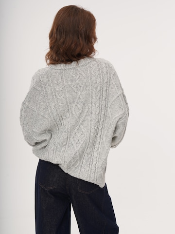 yoligex Pullover 'YOLIGEX Zopfmuster-Pullover Hellgrau-Melange Rundhals' i hvid