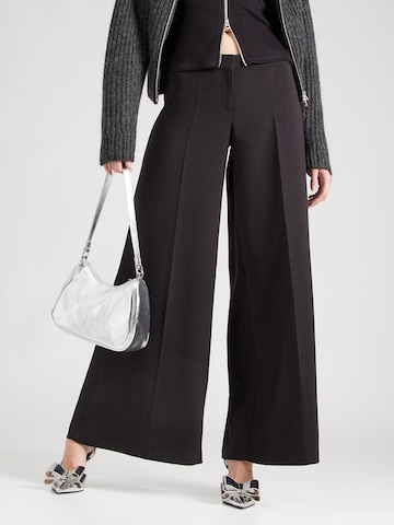 WEEKDAY Широки крачоли Панталон с ръб 'Dione' в черно: отпред