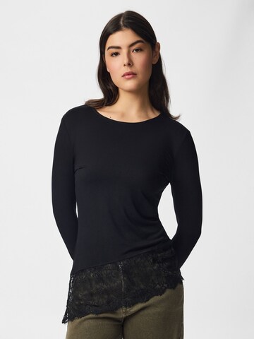 T-shirt 'PCSpica' PIECES en noir : devant