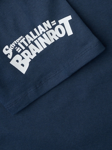 Maglietta 'Italian Brainrot' di NAME IT in blu
