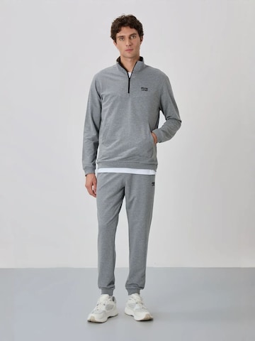 Survêtements Tommy Life en gris : devant