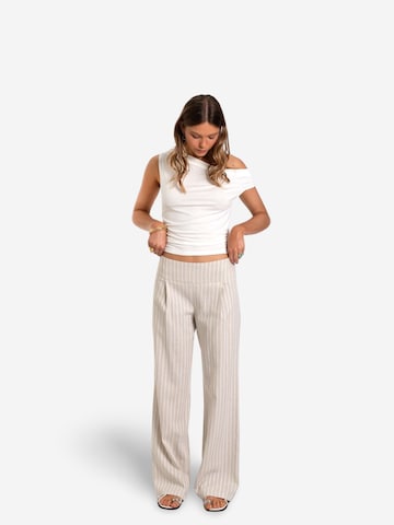 Wide leg Pantaloni con pieghe di THE-ARE in beige: frontale