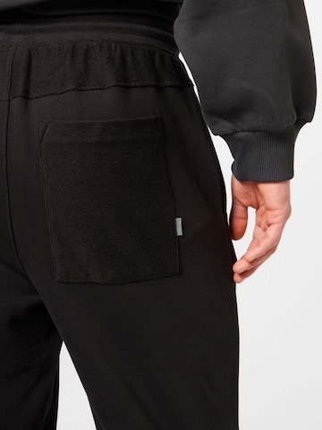 Tapered Pantaloni de la !Solid pe negru