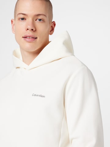 Bluză de molton de la Calvin Klein pe bej