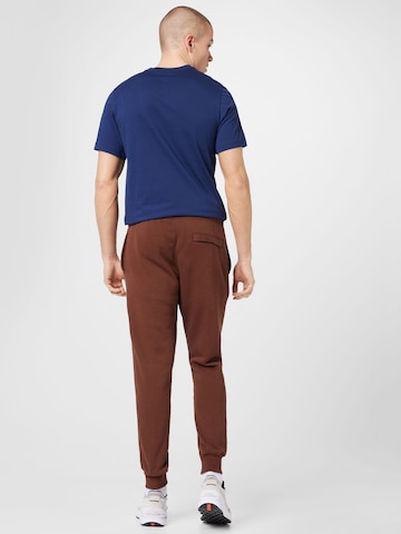 Effilé Pantalon 'Club Fleece' Nike Sportswear en marron