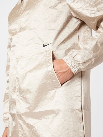 Nike Sportswear - Abrigo de entretiempo en beige