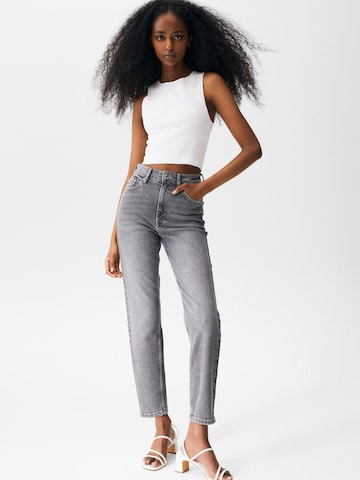 Pull&Bear Tapered Jeans in Grey: front