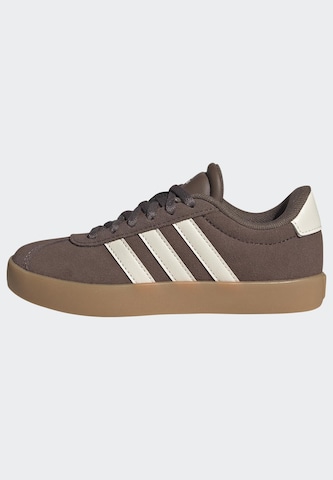 ADIDAS SPORTSWEAR Ketsid 'VI Court 3.0', värv pruun